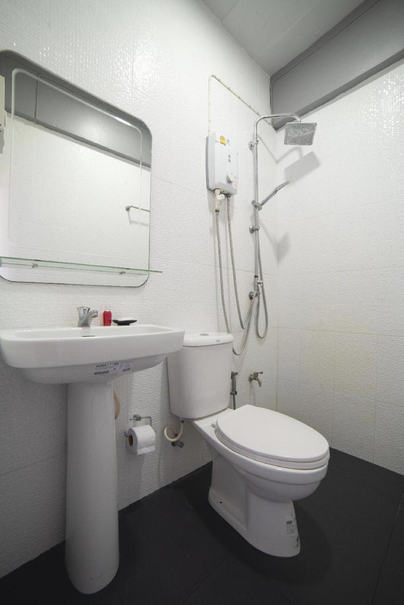 Oyo 465 Krung Kao Traveller Lodge Ayutthaya Bagian luar foto