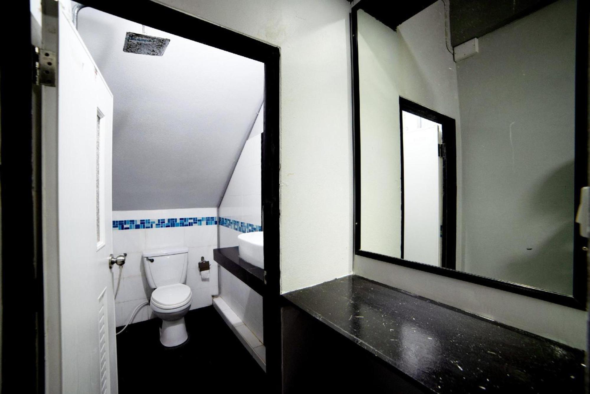 Oyo 465 Krung Kao Traveller Lodge Ayutthaya Bagian luar foto