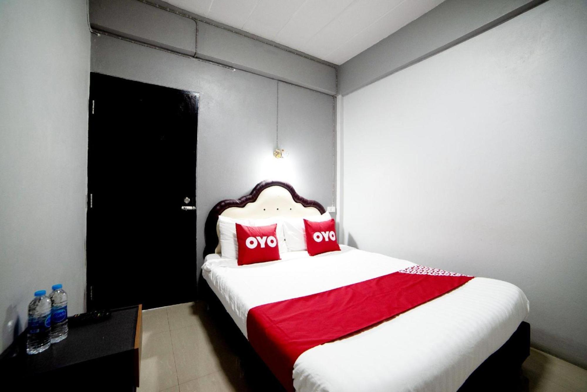 Oyo 465 Krung Kao Traveller Lodge Ayutthaya Bagian luar foto
