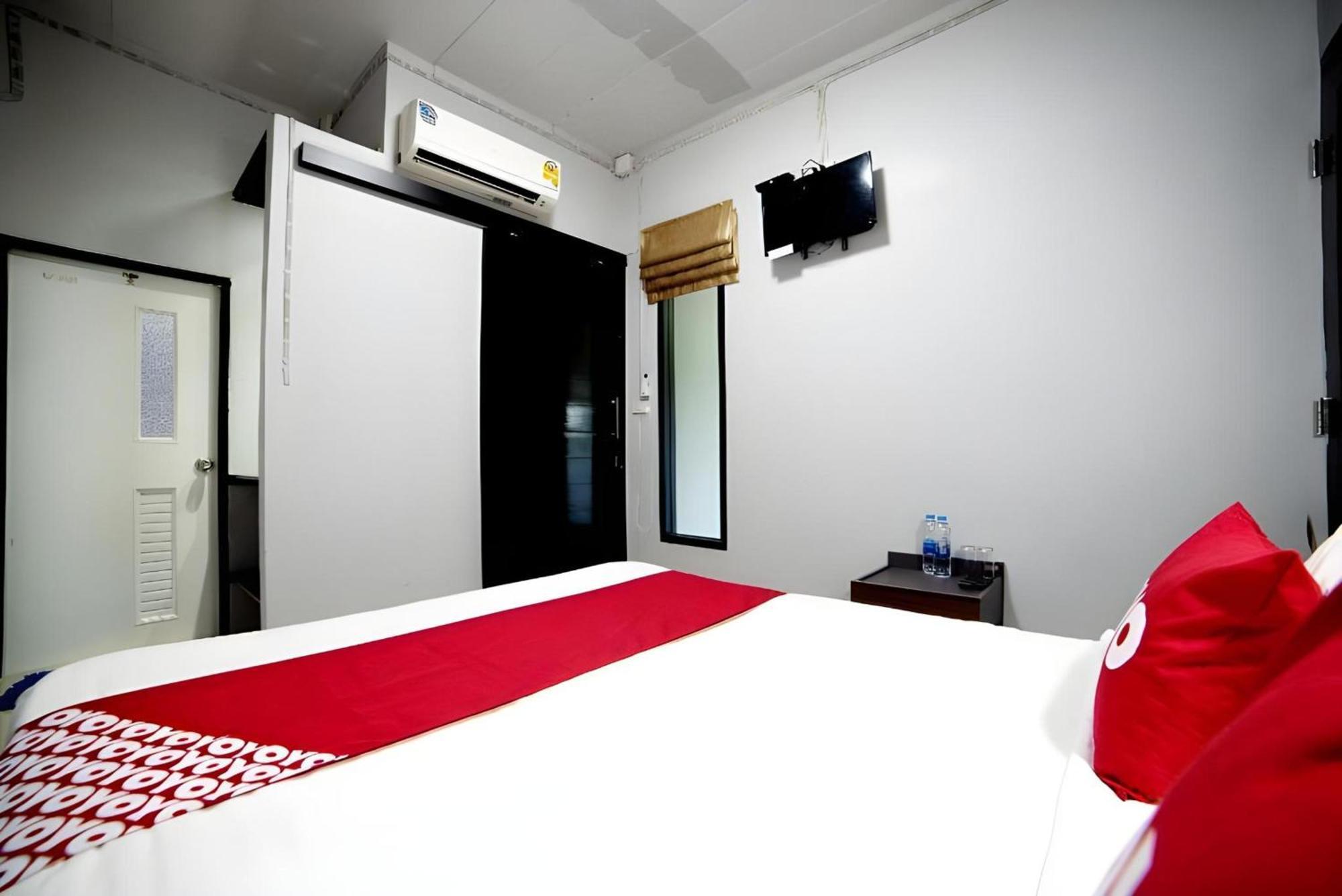 Oyo 465 Krung Kao Traveller Lodge Ayutthaya Bagian luar foto