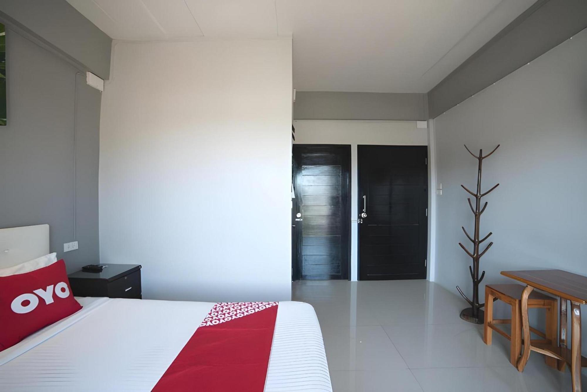 Oyo 465 Krung Kao Traveller Lodge Ayutthaya Bagian luar foto