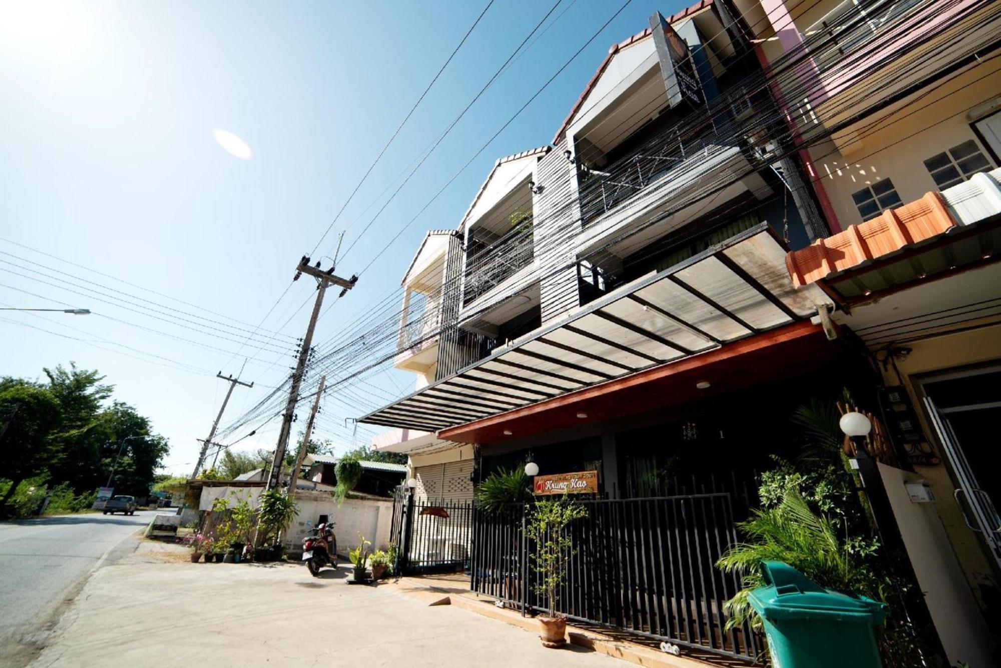Oyo 465 Krung Kao Traveller Lodge Ayutthaya Bagian luar foto