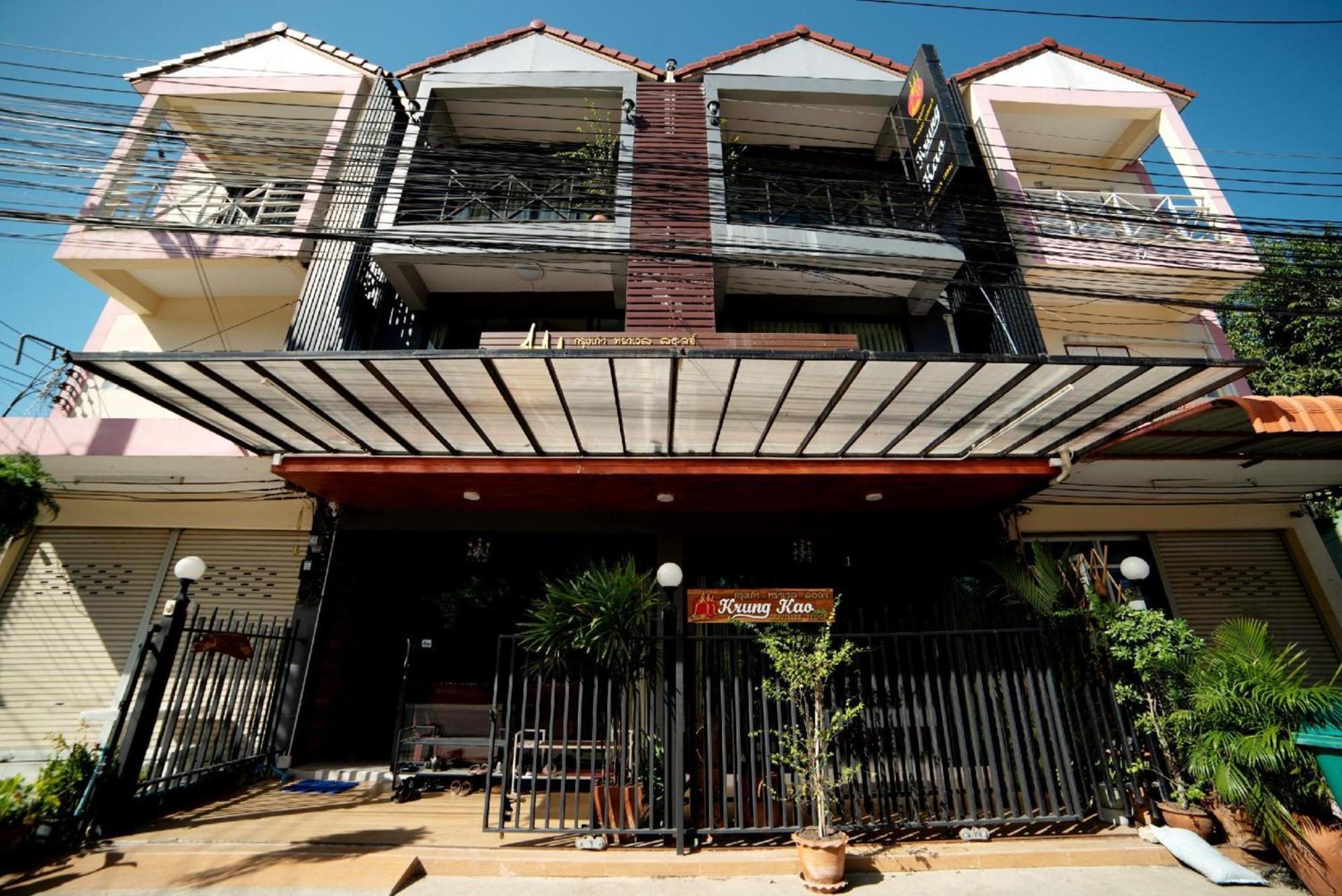 Oyo 465 Krung Kao Traveller Lodge Ayutthaya Bagian luar foto